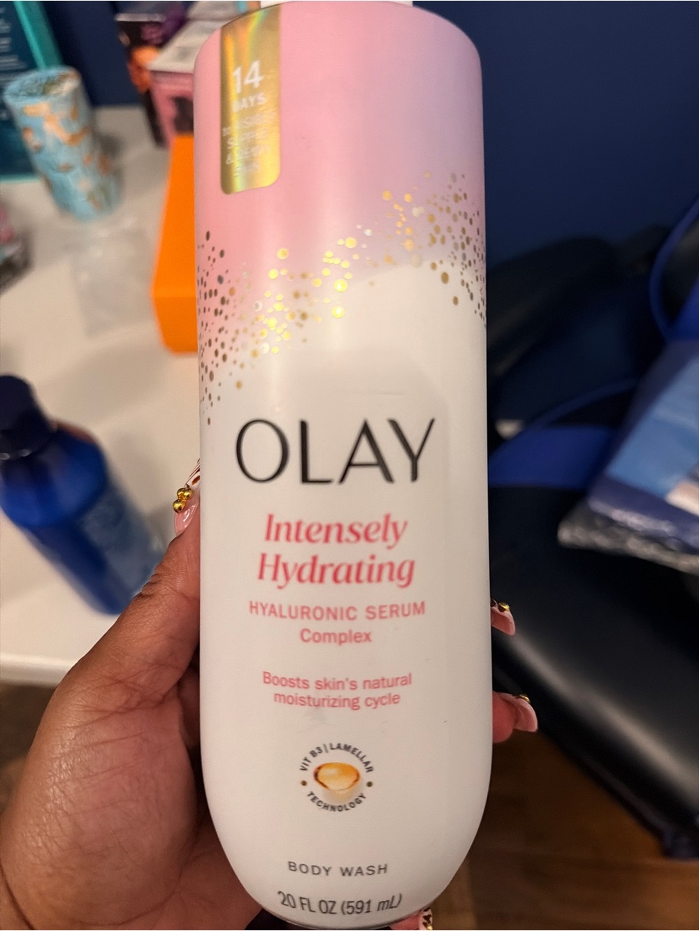 OLAY Intensely Hydrating Hyaluronic Serum Body Wash - Pink, White & Gold